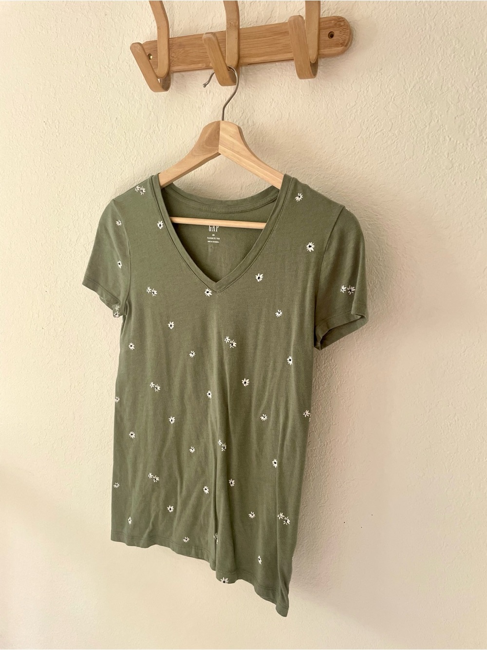 GAP Women’s XS Olive Green Daisy Floral Print V Neck Cotton Short Sleeve T Shirt